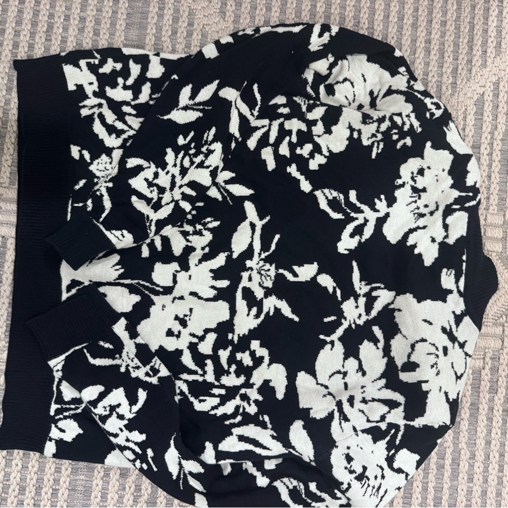Amour Vert Black and White Floral Turtleneck Sweater - Picture 5 of 6